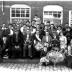 Kampioenviering: groepsfoto 'De April Vissers', Ingelmunster 1957