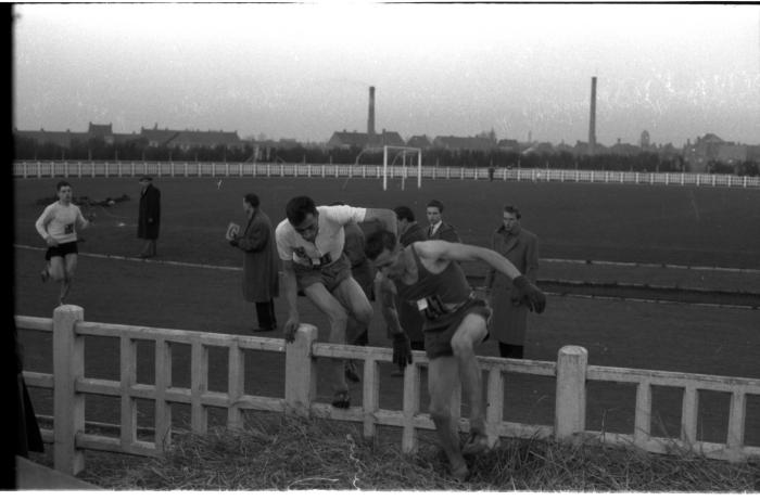 Fotoreportage atletiekwedstrijd: Vanderhoeven in actie, Izegem 1957