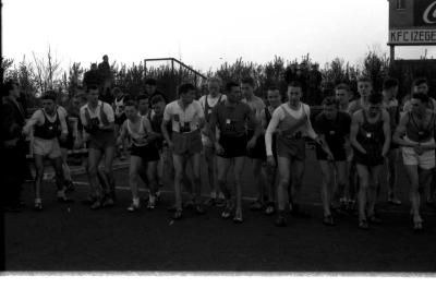 Fotoreportage atletiekwedstrijd: atleten aan startlijn, Izegem 1957