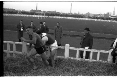 Fotoreportage atletiekwedstrijd: Allewaert in actie, Izegem 1957