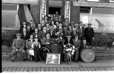 Huldiging café 'De Jaeger': groepsfoto, Kachtem 1957