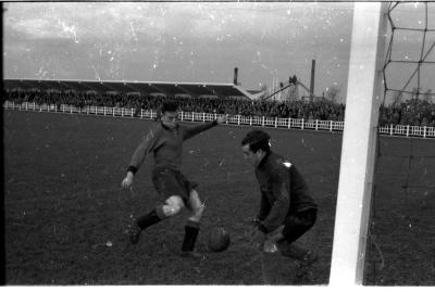 Voetbalmatch Izegem - Ronse: actie met André Deprez, Izegem 19657