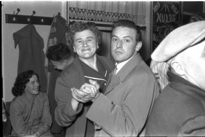 Kampioenviering café 'De Nieuwe Herder': kampioenenbal, Izegem 1957