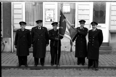 Vrij Brandweerkorps Izegem: 5 officieren poseren met vlag, Izegem 1957