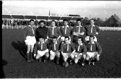 Voetbalploeg Ronse: groepsfoto spelers, Izegem 1957