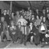 Kampioenviering kaartclub café 'Vlasnijverheid': groepsfoto,  Izegem 1957