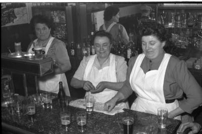 Kampioenviering kaartclub café 'Vlasnijverheid':achter en voor de toog, Izegem 1957 