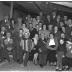 Kampioenviering kaartclub café 'Vlasnijverheid': groepsfoto,  Izegem 1957