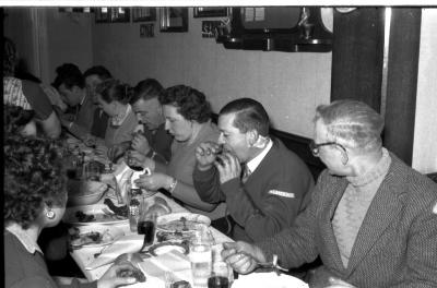 Kampioenviering boogschutters café 'Stad Kortrijk': overzicht lange feesttafel, Izegem 1957 