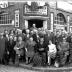 Café 'In de Gulden Beker': groepsfoto, Izegem 1957