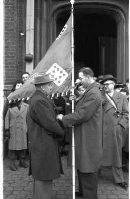 Overhandiging vlag 'Koekoeksmanillers', Izegem 1957