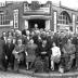 Café 'In de Gulden Beker': groepsfoto, Izegem 1957