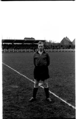 Voetbalclub FC Izegem: R. Ramon poseert, Izegem 1957