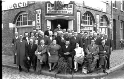 Café 'In de Gulden Beker': groepsfoto, Izegem 1957