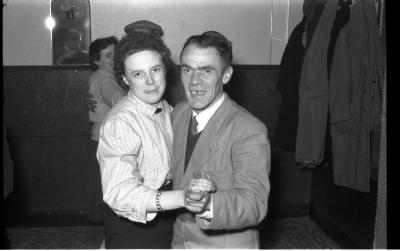  Kampioenviering kaartclub café 'Vlasnijverheid': Yvette Vanderheere danst op kampioenenbal, Izegem 1957