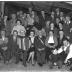Kampioenviering kaartclub café 'Vlasnijverheid': groepsfoto,  Izegem 1957