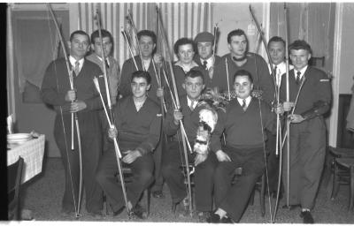 Kampioenviering boogschutters café 'Stad Kortrijk': groepsfoto, Izegem 1957 