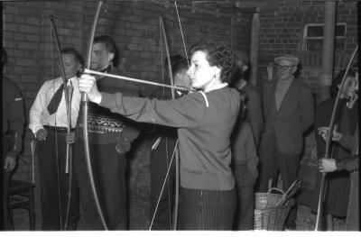 Kampioenviering boogschutters café 'Stad Kortrijk': cafébazin als schutter, Izegem 1957