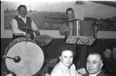 Kampioenviering kaartclub café 'Vlasnijverheid': orkest tijdens kampioenenbal, Izegem 1957