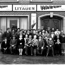 Kampioenviering café 'Litauen': groepsfoto, Izegem 1958