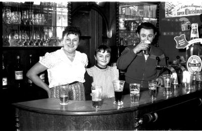 Café 'Litauen': achter de toog, Izegem 1958