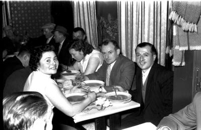 Kampioenviering café 'Litauen': feesttafel, Izegem 1958