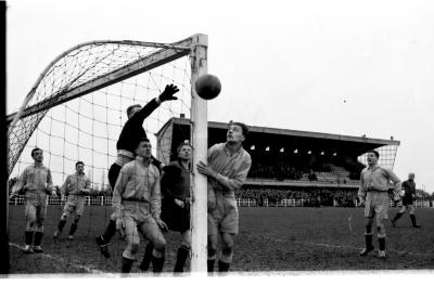 Voetbalmatch FC Izegem-Olsa Merksem: actie aan het doel, Izegem 1958