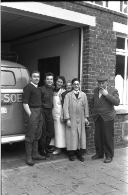 Izegems soephuis 'Soep Ideal': werknemers poseren, Izegem 1958