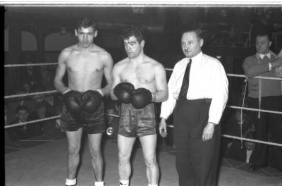 Boksers Buysse en Delannoit met scheidsrechter, Izegem 1958