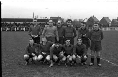 Voetbalclub FC Izegem: spelers poseren op veld, Izegem 1958