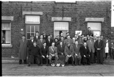 Kampioenviering café 'De Vier Kaven': groepsfoto, Izegem 1958