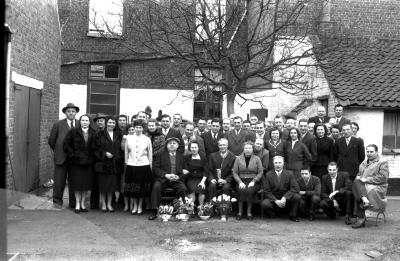 Kampioenviering café 'De Vrede': groepsfoto, Izegem 1958
