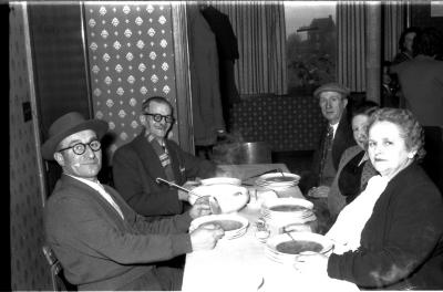 Kampioenviering café 'Litauen': Fons aan feesttafel, Izegem 1958