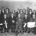 Kampioenviering Duivenmelkers café 'St.-Pieter': groepsfoto met kampioen Robert Maes, Izegem 1957