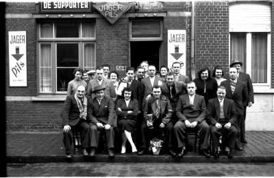 Kampioenviering café 'De Supporter': groepsfoto, Izegem 1958