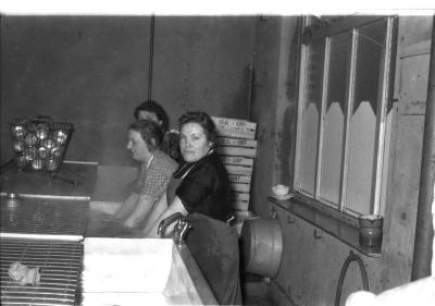 Izegems soephuis 'Soep Ideal': Marie-Louise, Maria en Jeanne aan afwas, Izegem 1958