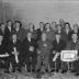 Kampioenviering Duivenmelkers café 'St.-Pieter': groepsfoto met kampioen Robert Maes, Izegem 1957
