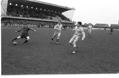 Voetbalmatch FC Izegem-Olsa Merksem: Vanderheeren in actie, Izegem 1958
