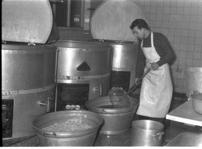 Izegems soephuis 'Soep Ideal': Roger bij kookketels, Izegem 1957