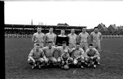 Voetbalclub Olsa Merksem: spelers poseren, Izegem 1958