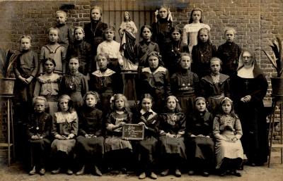 Klasfoto meisjesschool, Gits, 1914