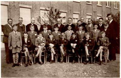 Groepsfoto plechtige communicanten, Gits, 1943