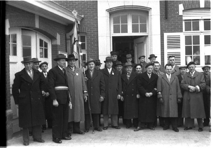Huldiging gedecoreerden: burgemeester poseert met feestcomité, Kachtem 1958