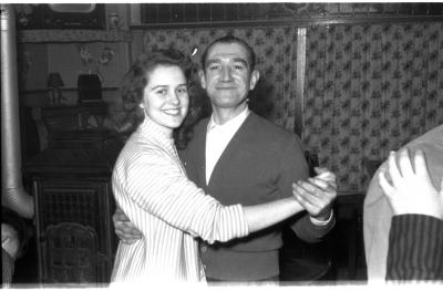 Fietsen op rollen: Annie danst met Camiel, Izegem 1958