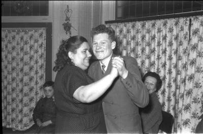 Fietsen op rollen: Raf Reynaert danst met moeder Bultinck, Izegem 1958