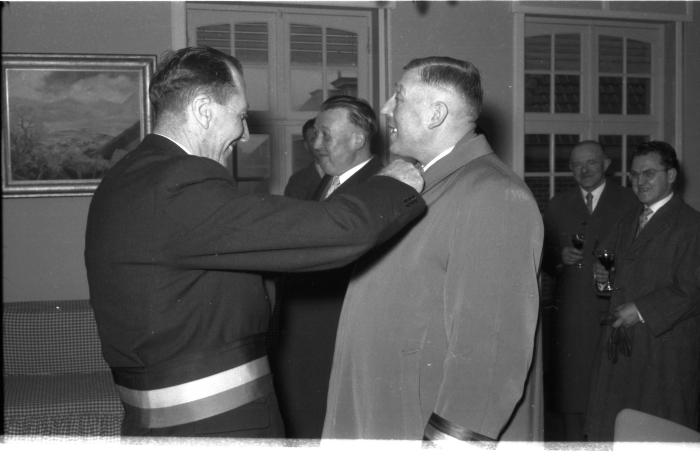 Huldiging gedecoreerden: burgemeester decoreert de eerste man, Kachtem 1958
