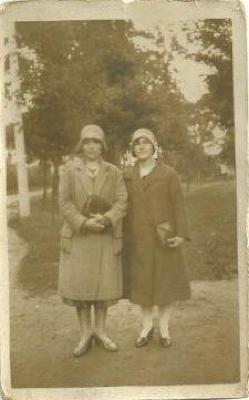 Moeder & dochter Allaert langs Gitsberg, 1930 -1940