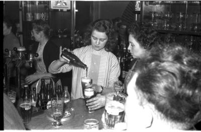 Fietsen op rollen: Annie achter toog, Izegem 1958