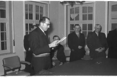 Huldiging gedecoreerden: burgemeester leest brief, Kachtem 1958