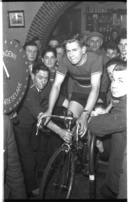 Fietsen op rollen: Raf Vanderheere op de  rollen, Izegem 1958